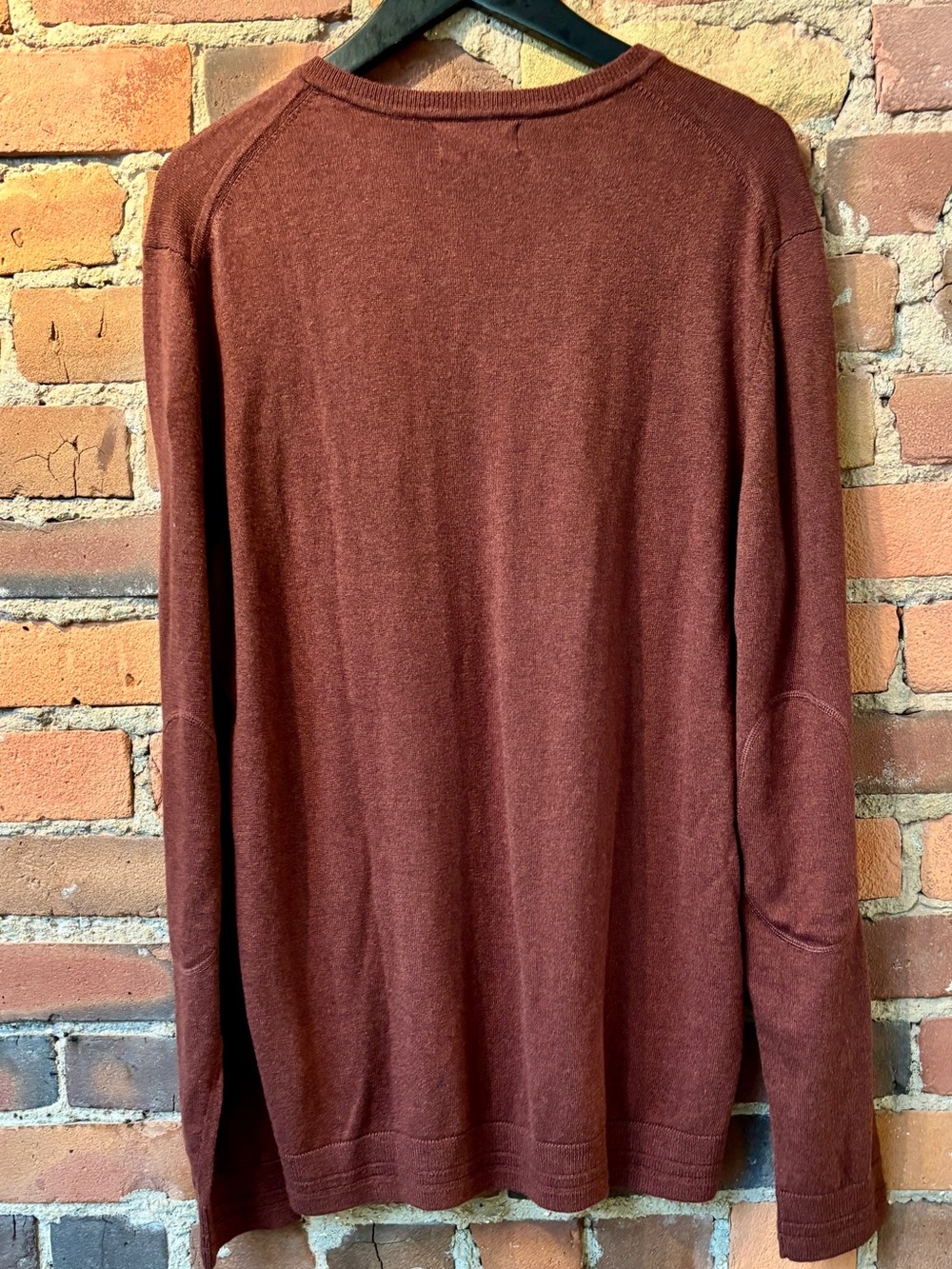 NWT RW&CO Rust Men’s V‑Neck Knit Sweater with Elbow Patches. Size Large. NEW ❤️ - Picture 3 of 12